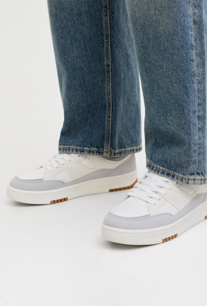Front image of a model wearing the Jack and jones blanco pu sneaker in beige, by brand Jack&jones