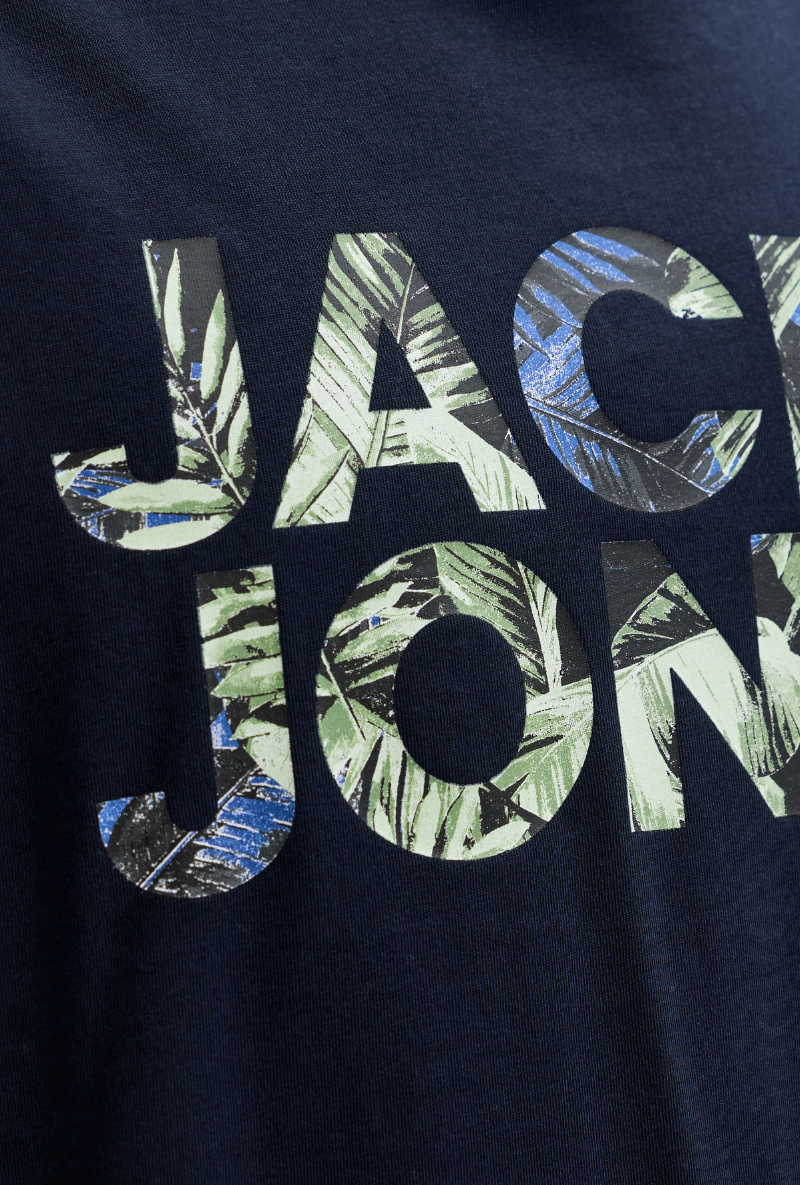Close up image  of Jack and jones jeff logo tee in navy, by brand Jack&jones