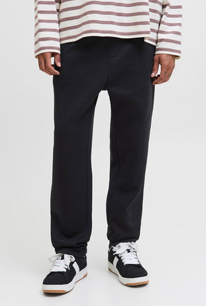 Front image of the Kane bradley uncuffed sweat pants in black, by brand Jack&jones