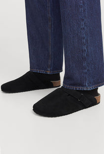 Front image of a model wearing the Louis suede mule in black, by brand Jack&jones