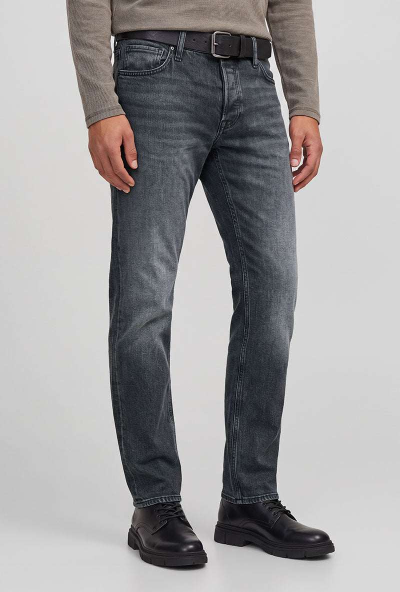 Front image of a model wearing Mike original jeans in black, by brand Jack&jones