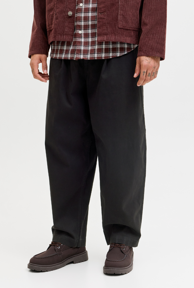 Front image of a model wearing Jack and jones stevan dylan jogger in black, by brand Jack&jones