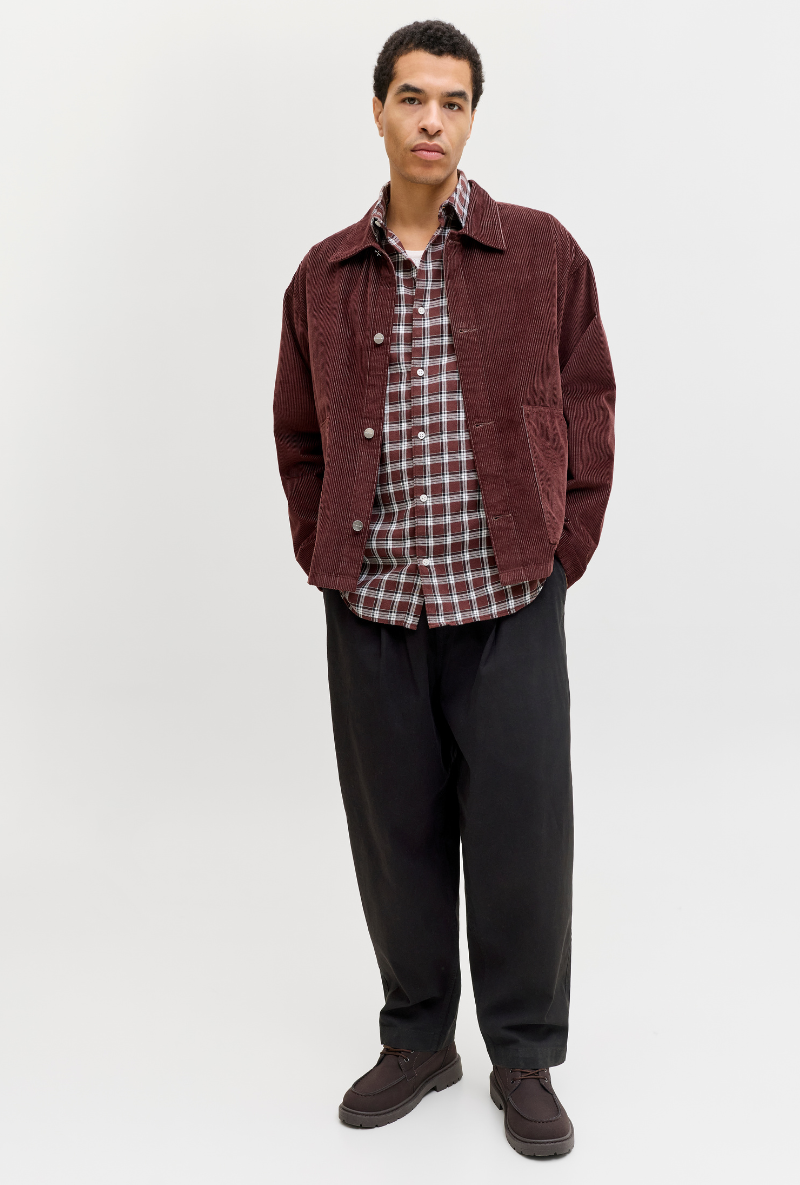 Front image of model wearing Jack and jones stevan dylan jogger in black, by brand Jack&jones