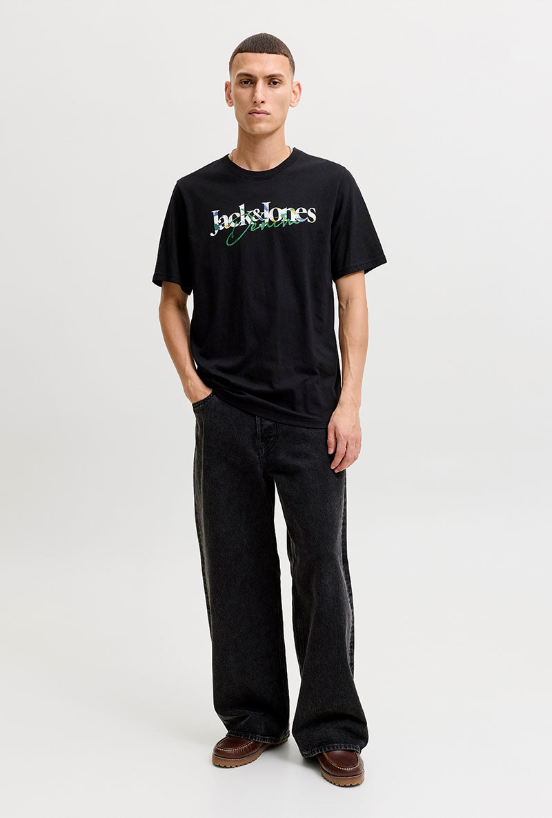 Front image of a model wearing Tom tee ss crew neck in black, by brand Jack&jones