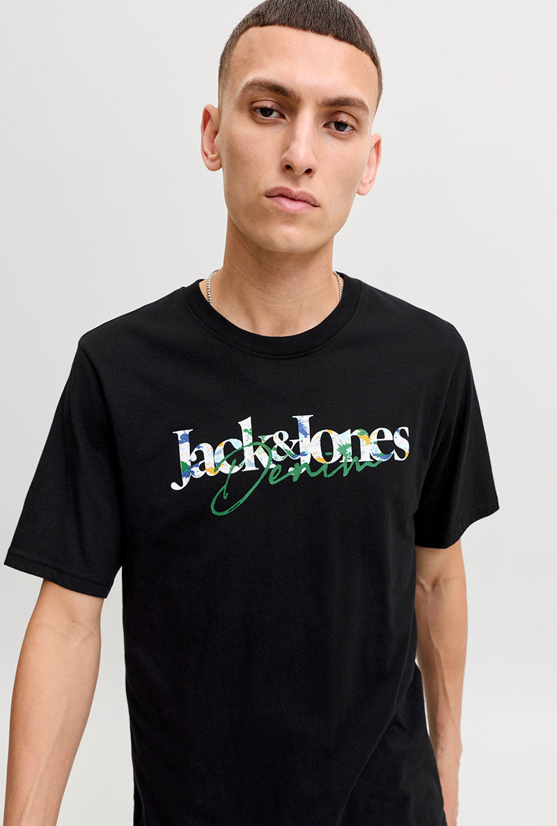 Front image of a model wearing Tom tee ss crew neck in black, by brand Jack&jones