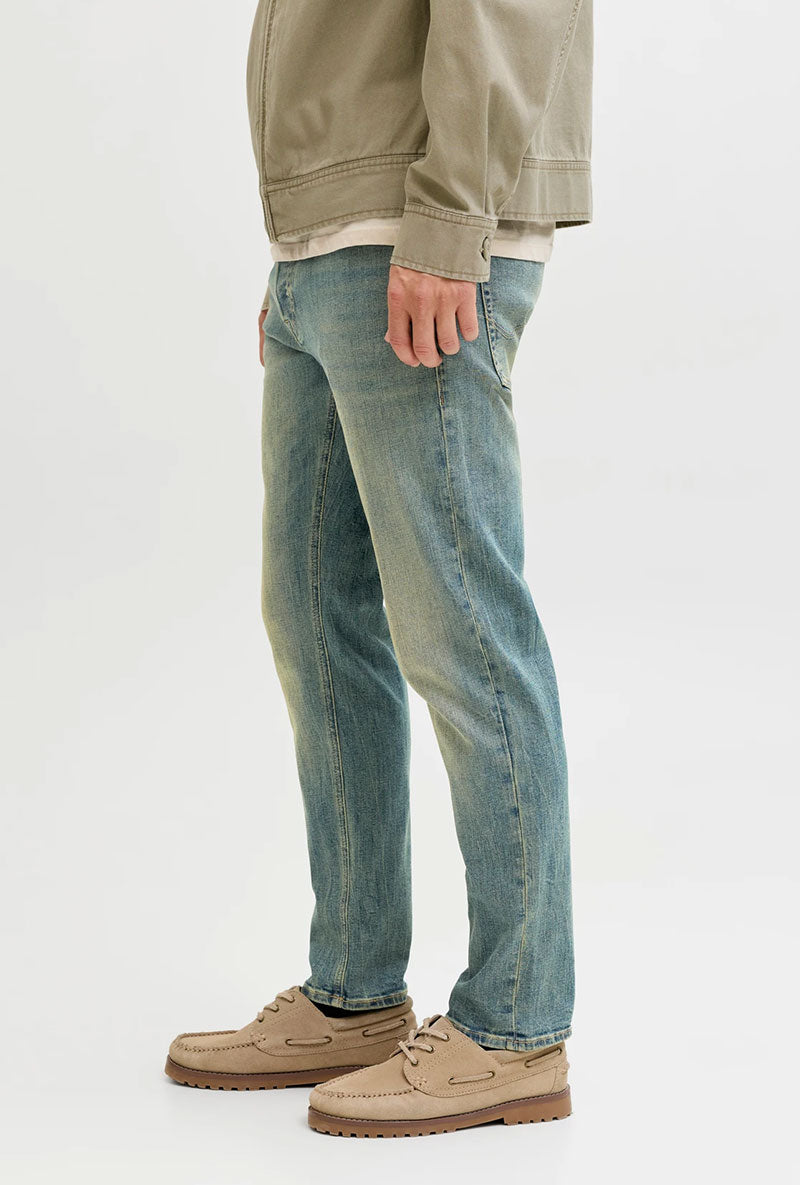 Side image of a model wearing Mike original st 550 jeans in denim, by brand Jack&jones