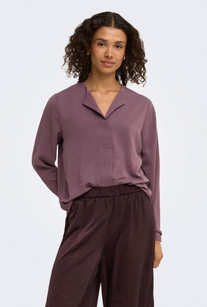Front image of a model wearing the Aya ls collar shirt in burgundy, by brand Jacqueline de yong