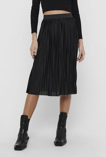 Front image of a model wearing the Boa skirt in black, by brand Jacqueline de yong