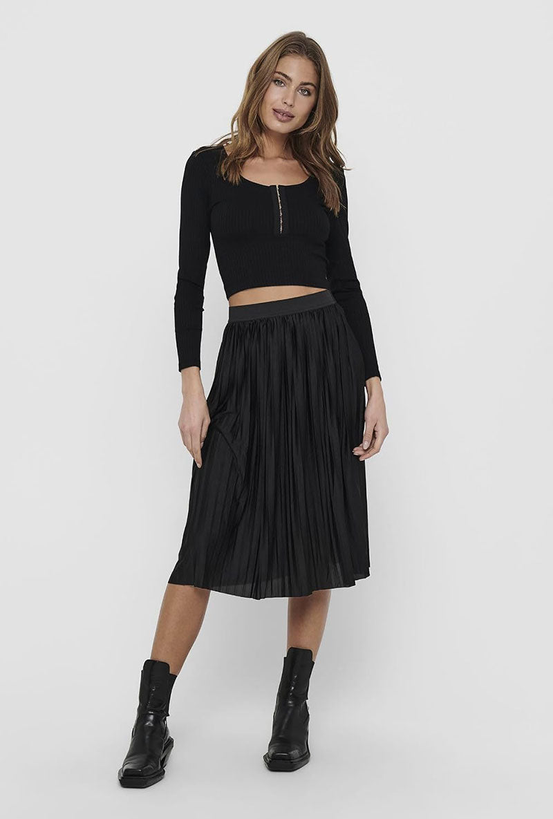 Front image of a model wearing Boa skirt in black, by brand Jacqueline de yong