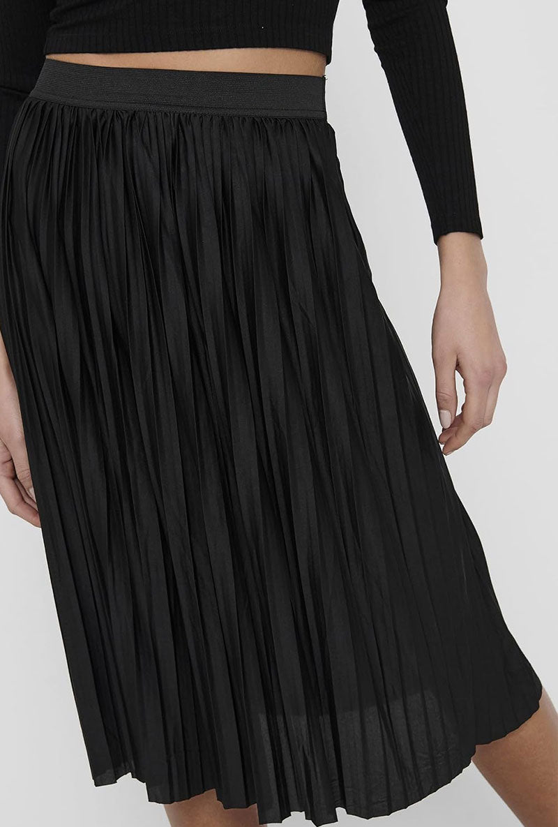 Front image of a model wearing Boa skirt in black, by brand Jacqueline de yong