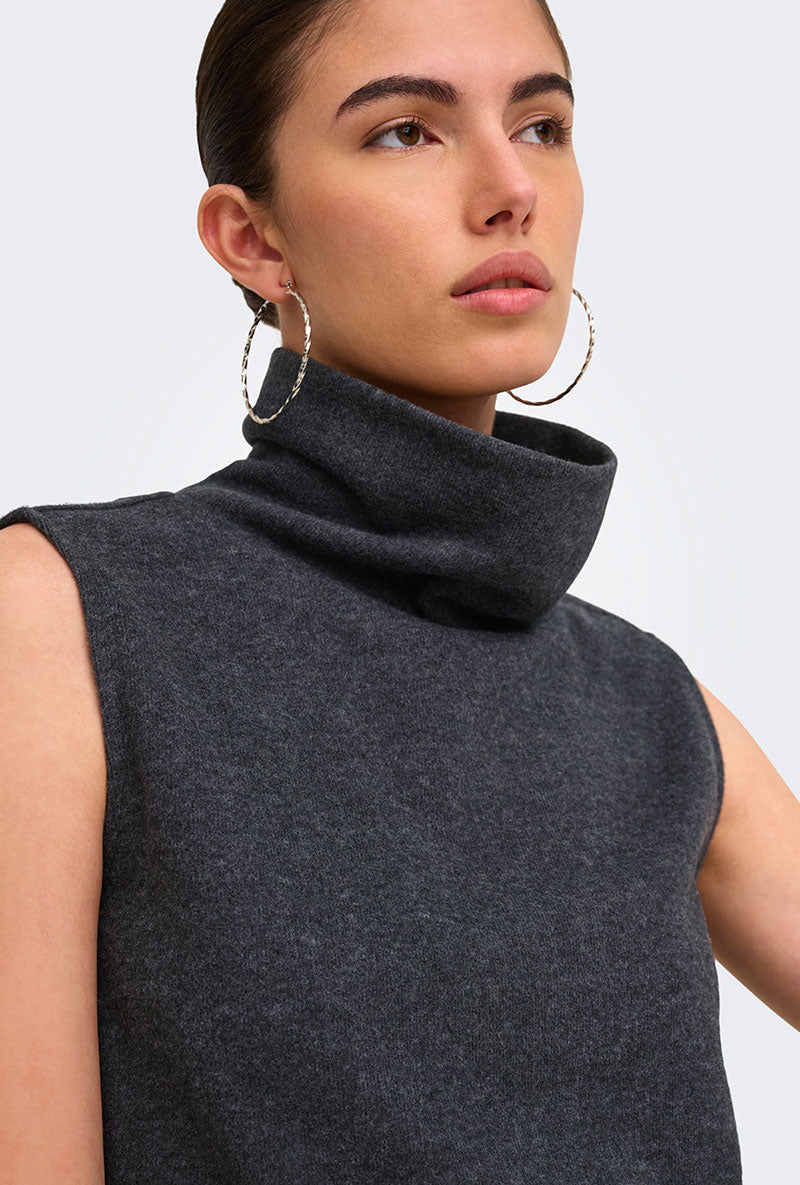 Front image of a model wearing Hero life s/l turtleneck top in dark grey, by brand Jacqueline de yong