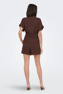 Back image of a model wearing the Mille mw shorts in brown, by brand Jacqueline de yong