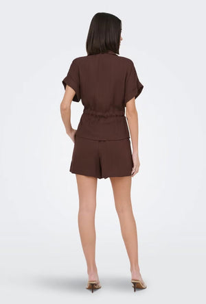 Back image of a model wearing the Mille mw shorts in brown, by brand Jacqueline de yong