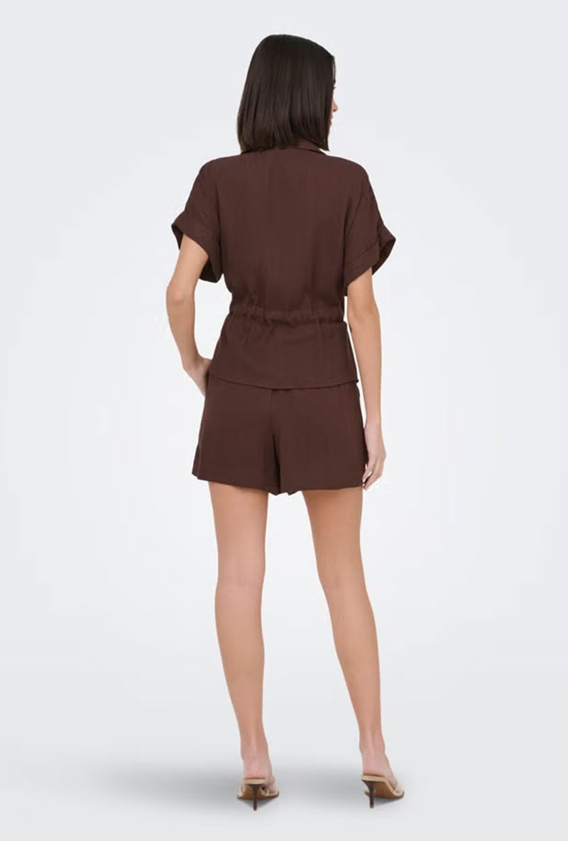 Back image of a model wearing Mille mw shorts in brown, by brand Jacqueline de yong