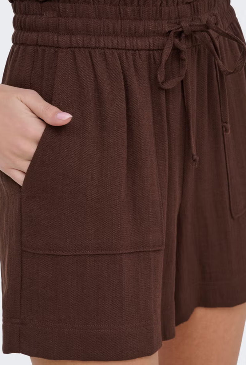 Front image of a model wearing Mille mw shorts in brown, by brand Jacqueline de yong