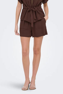 Front image of a model wearing the Mille mw shorts in brown, by brand Jacqueline de yong