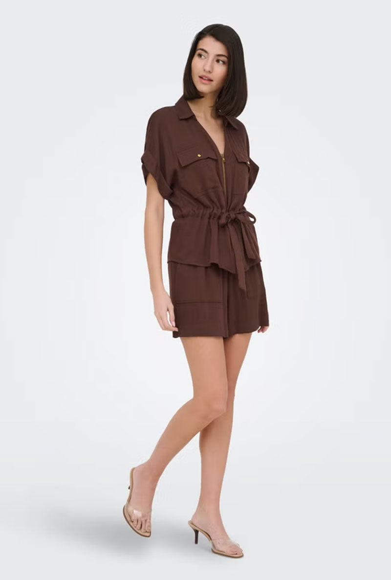 Front image of a model wearing Mille mw shorts in brown, by brand Jacqueline de yong