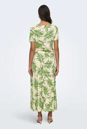 Back image of a model wearing the Sezen life s/s knot shrit in green, by brand Jacqueline de yong
