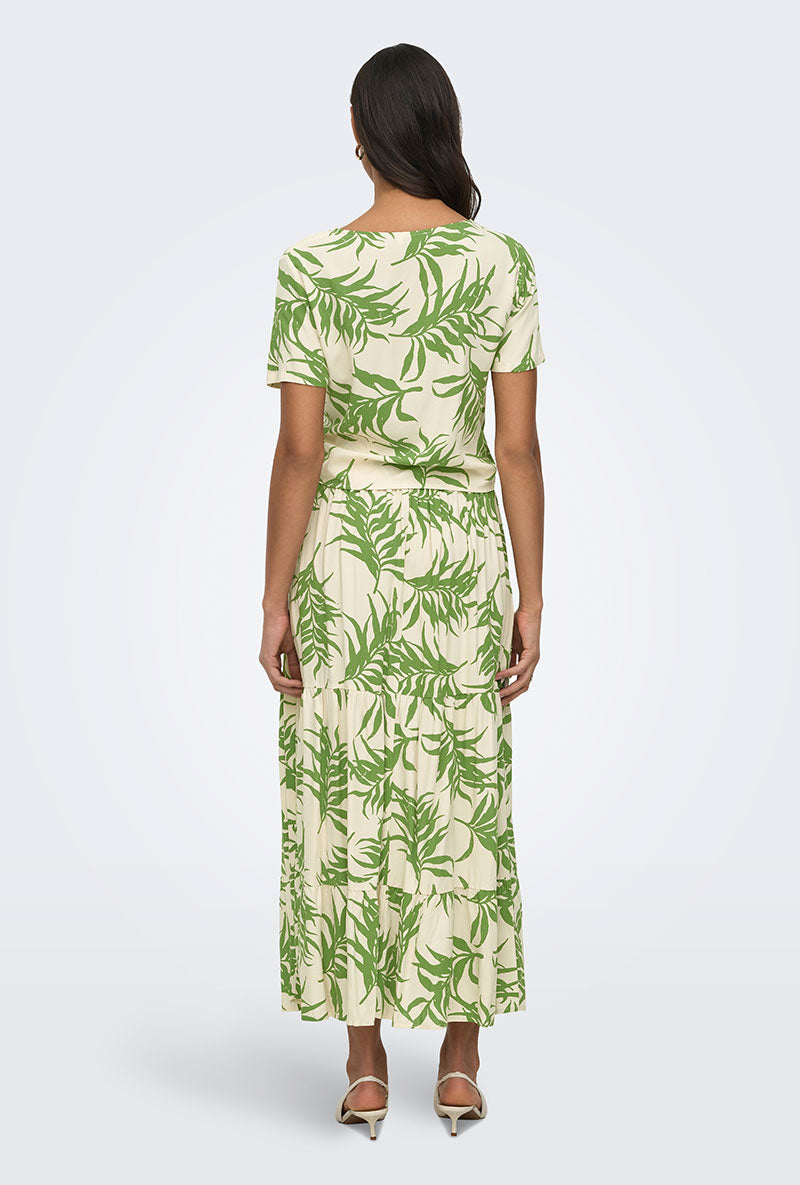 Back image of a model wearing Sezen life s/s knot shrit in green, by brand Jacqueline de yong