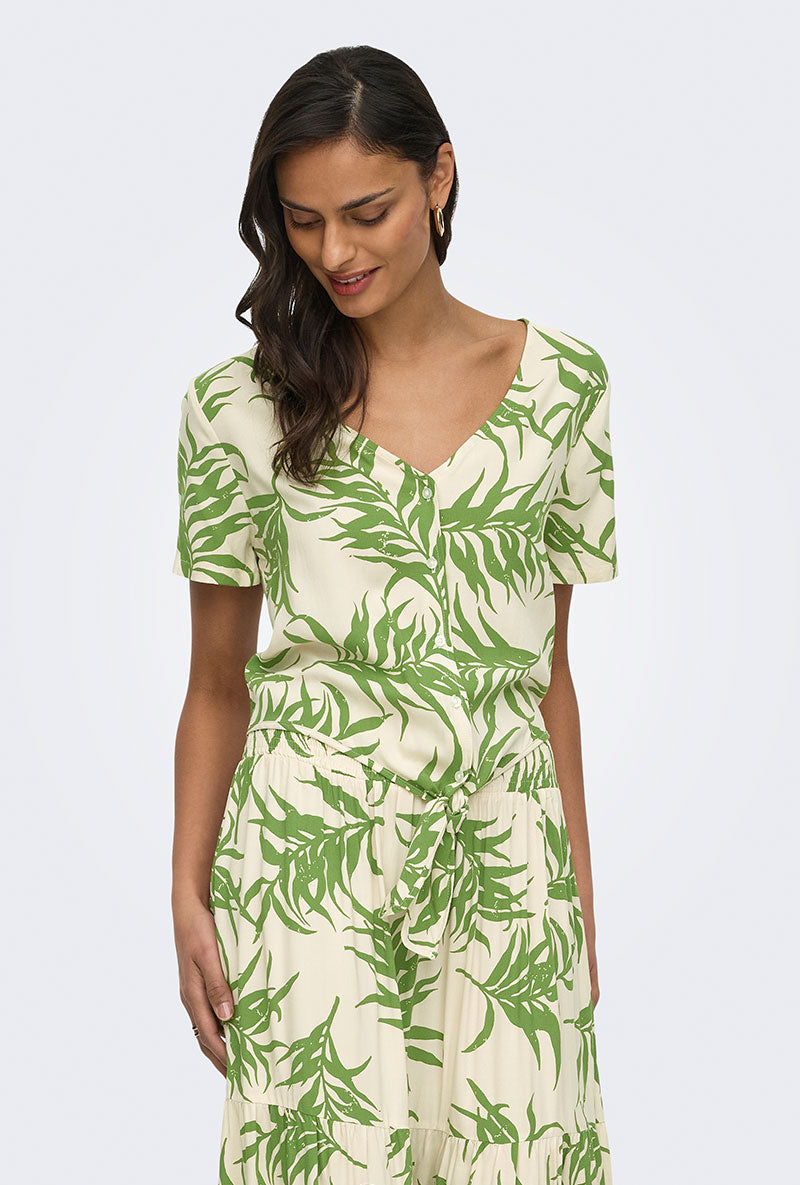 Front image of a model wearing Sezen life s/s knot shrit in green, by brand Jacqueline de yong