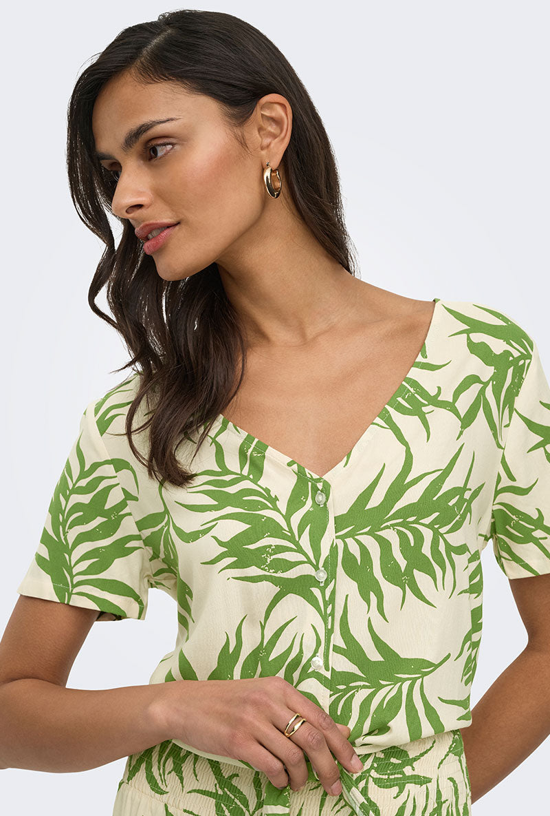Front image of a model wearing Sezen life s/s knot shrit in green, by brand Jacqueline de yong