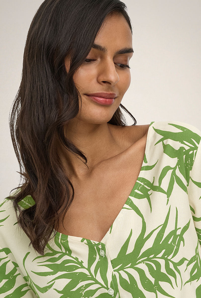 Front image of a model wearing Sezen life s/s knot shrit in green, by brand Jacqueline de yong
