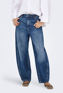Front image of a model wearing the Susie mw barrel jeans in denim, by brand Jacqueline de yong