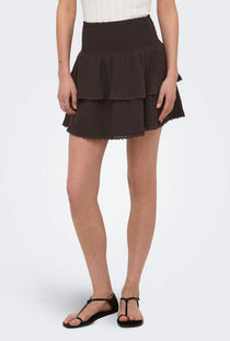 Front image of a model wearing the Theis life hw smock skirt in brown, by brand Jacqueline de yong