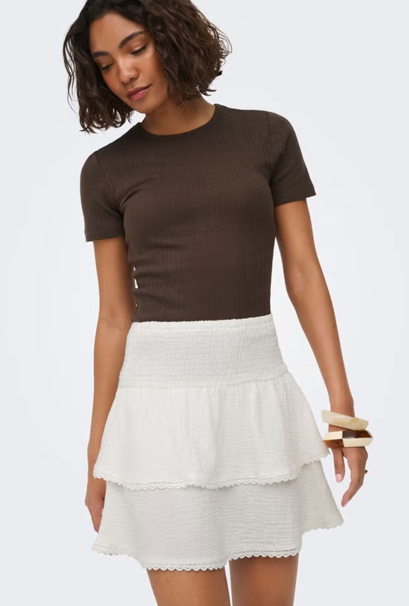 Front image of a model wearing Theis life hw smock skirt in white, by brand Jacqueline de yong