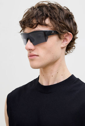 Front image of a model wearing Wilson sunglasses in black, by brand Jack&jones