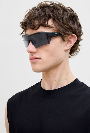 Front image of a model wearing the Wilson sunglasses in black, by brand Jack&jones
