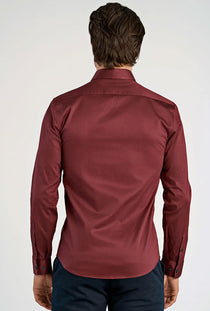Back image of a model wearing the Plain sateen superlflex shirt in burgundy, by brand Lindbergh