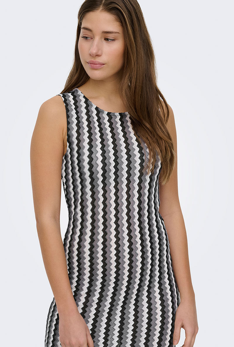 Front image of a model wearing Bailey s/l zigzag dress in black/white, by brand Only