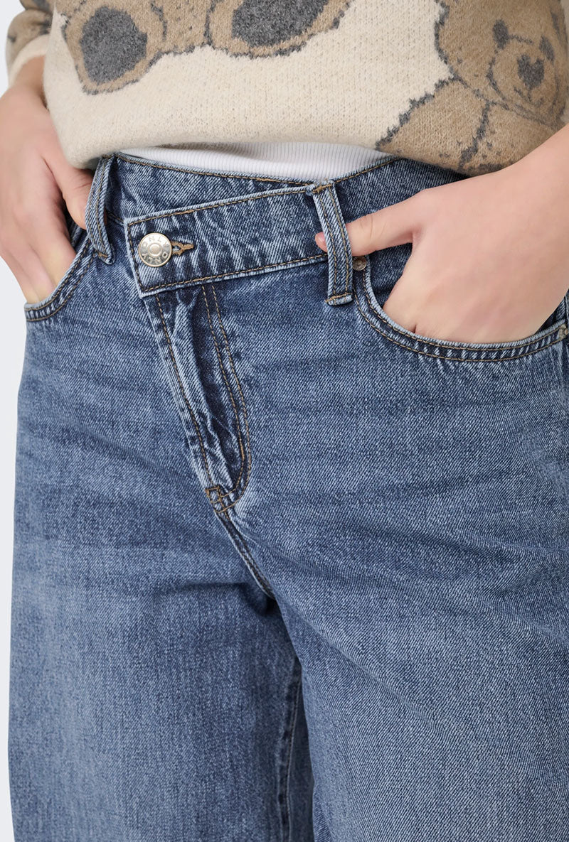 Front pocket detail image of a model wearing Hope mw wide jeans in denim, by brand Only