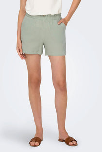 Front image of a model wearing the Theis life mw shorts in sage, by brand Jacqueline de yong