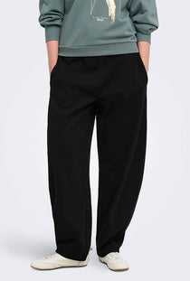 Front image of a model wearing the Ofelia sweatpants in black, by brand Only