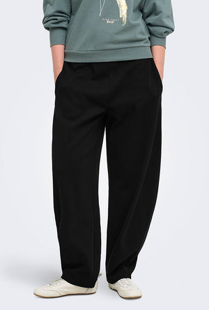 Front image of a model wearing the Ofelia sweatpants in black, by brand Only