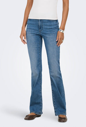 Front image of a model wearing the Wauw hw flared jeans in denim, by brand Only