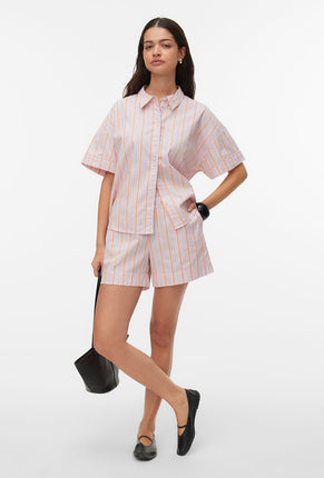 Front image of a model wearing Glow hw shorts in pink, by brand Vero moda