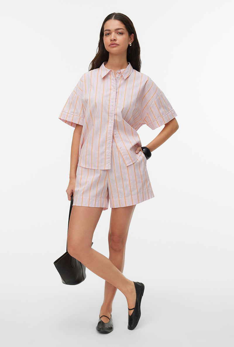 Front image of a model wearing Glow hw shorts in pink, by brand Vero moda