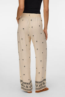 Back image of a model wearing the Kai mw pants in beige, by brand Vero moda