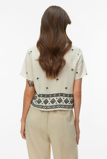 Back image of a model wearing the Kai s/s shirt in beige, by brand Vero moda