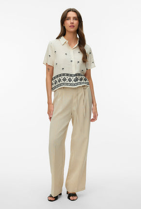 Front image of a model wearing Kai s/s shirt in beige, by brand Vero moda