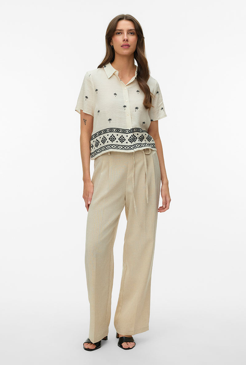 Front image of a model wearing Kai s/s shirt in beige, by brand Vero moda
