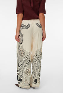 Back image of a model wearing the Lalita zola hw wide pant in beige, by brand Vero moda