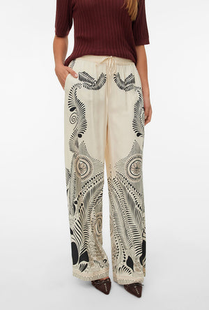 Front image of a model wearing the Lalita zola hw wide pant in beige, by brand Vero moda