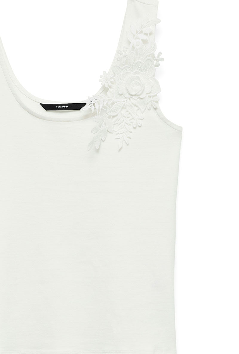 Detail image of Layla ss u neck top in white, by brand Vero moda