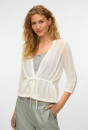 Front image of a model wearing the Lux light 3/4 v in off white, by brand Vero moda