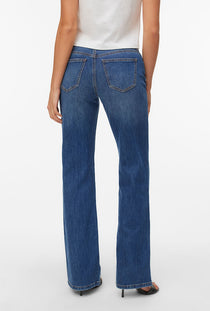 Back image of a model wearing the Asta lr bootcut jeans in denim, by brand Vero moda