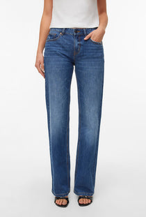 Front image of a model wearing the Asta lr bootcut jeans in denim, by brand Vero moda